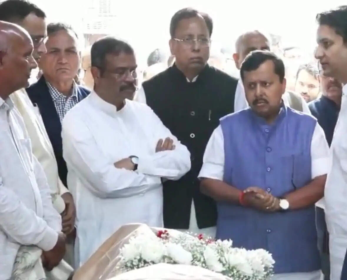 नितिन नवीन, धर्मेंद्र प्रधान ने आरके सिन्हा को श्रद्धांजलि अर्पित की