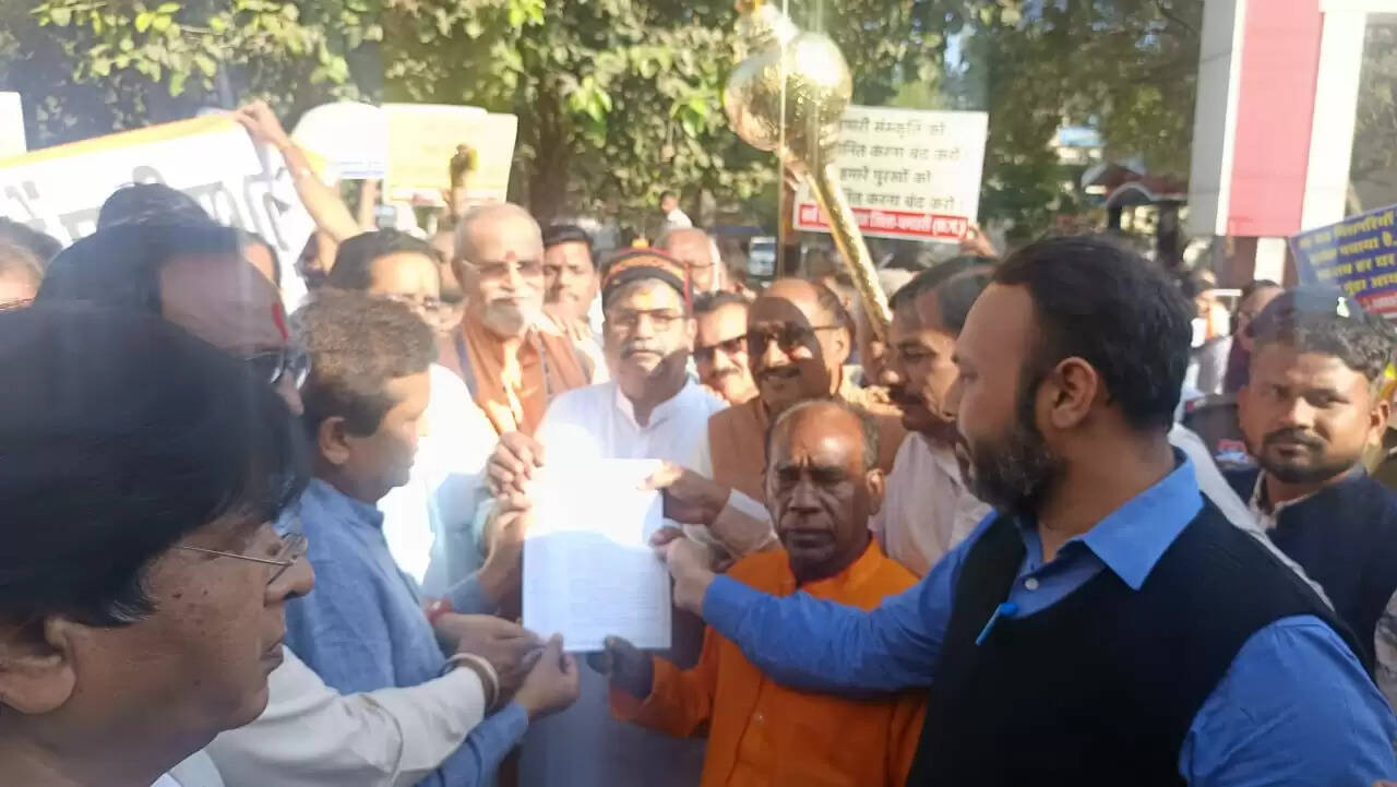 धमतरी बंद रहा सफल, सर्व हिंदू समाज ने निकाली आक्रोश रैली