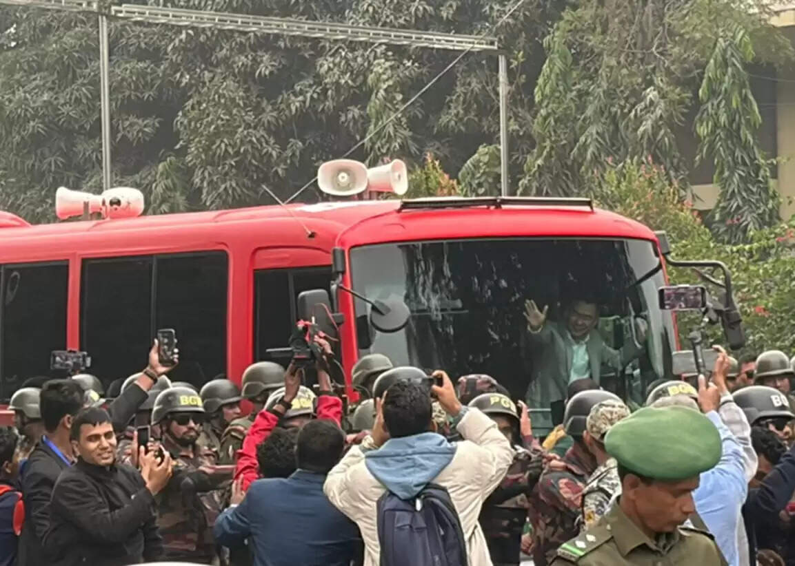 खालिदा जिया के पुत्र तारिक रहमान 17 साल बाद लंदन से बांग्लादेश पहुंचे