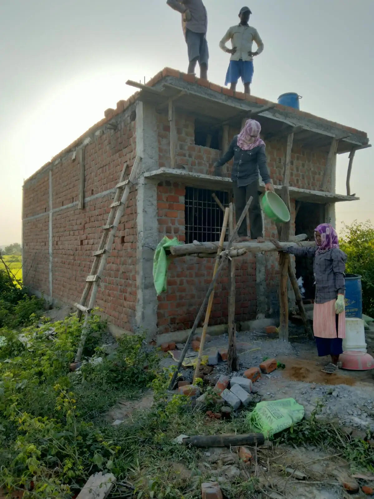 पीएम आवास निर्माण में गुणवत्ता पर सवाल, निर्माण के दौरान धंस गई छत
