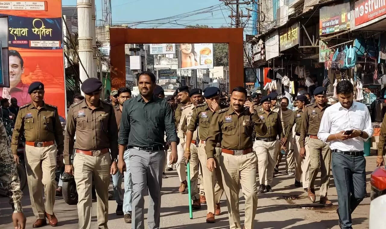 नववर्ष के स्वागत व सुरक्षा व्यवस्था को लेकर जिला व पुलिस प्रशासन ने निकाला संयुक्त फ्लैग मार्च