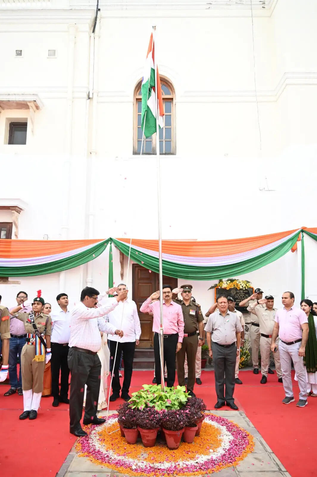 80वें स्वाधीनता दिवस पर दिल्ली विश्वविद्यालय में कुलपति ने किया ध्वजारोहण, एनसीसी कैडेटों ने दी सलामी