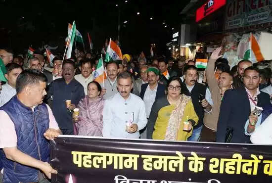 पहलगाम आतंकी हमले के विरोध में कांग्रेस का कैंडल मार्च, श्रद्धांजलि अर्पित