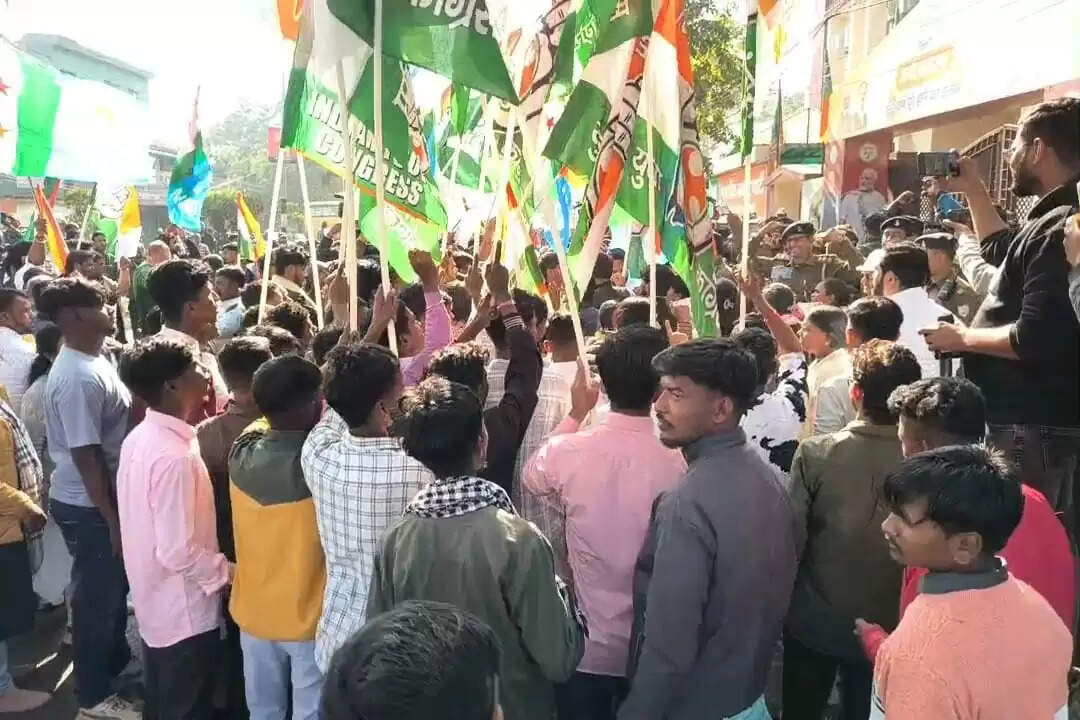 भाजपा के विरोध में प्रदेश कांग्रेस ने घेरा भाजपा का कार्यालय