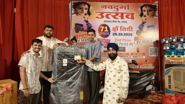 नवदुर्गा उत्सव का पहला ईनाम ई-स्कूटी निकला राहुल शर्मा के नाम