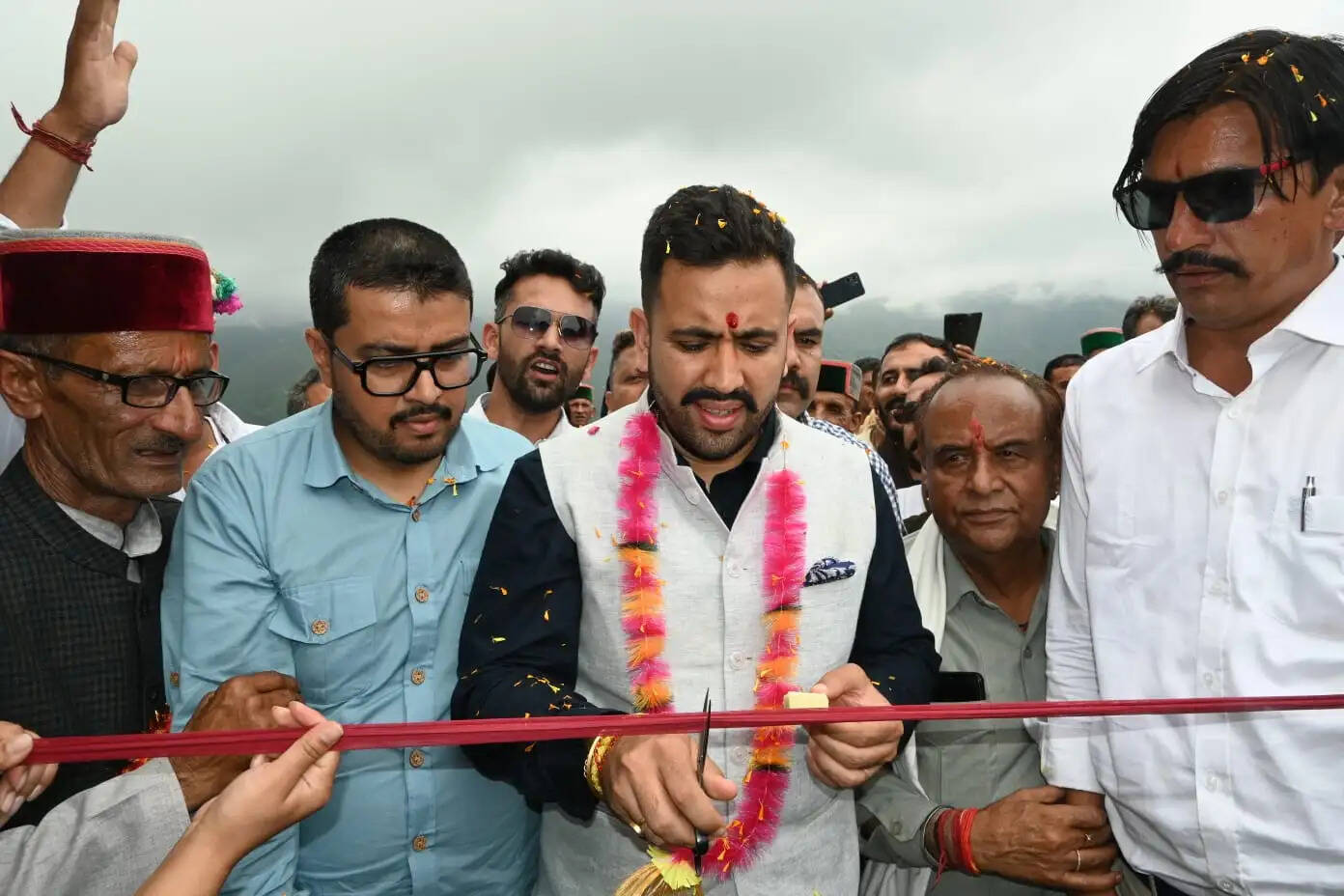 सिरमौर में सड़क परियोजनाओं पर 244 करोड़ की राशी की जा रही व्यय : विक्रमादित्य सिंह