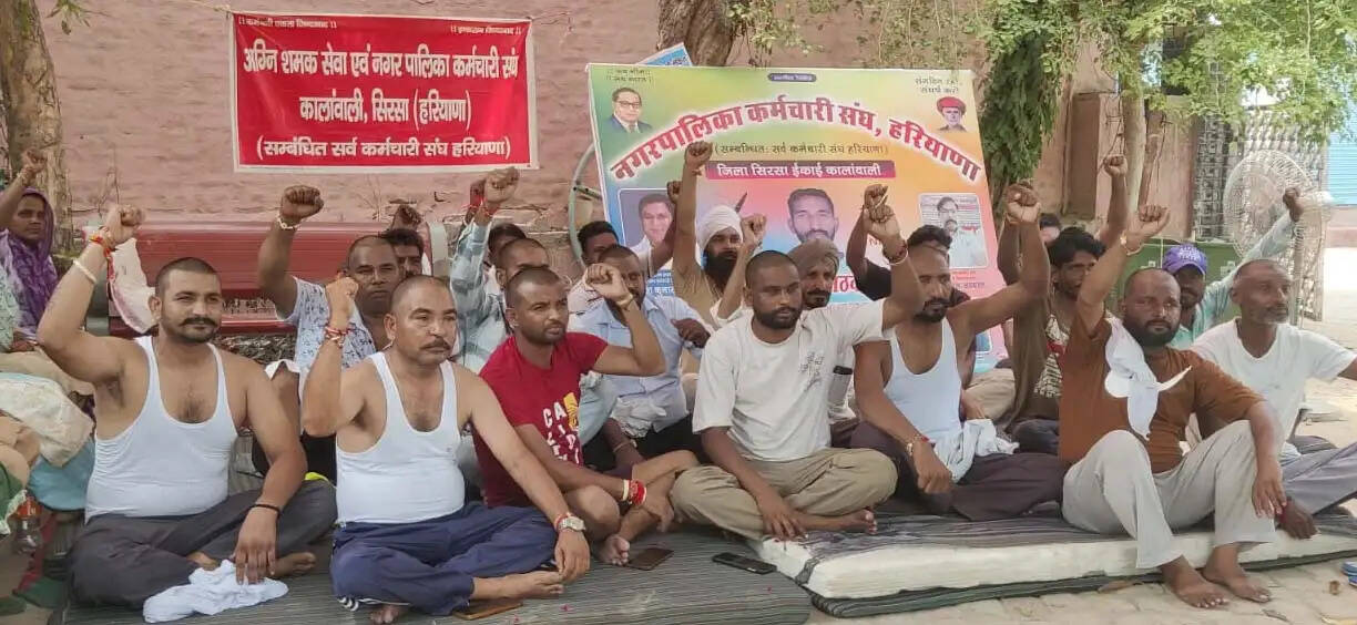 सिरसा: हड़ताली कर्मचारियों ने सिर मुंडवाया, चालक से मारपीट करने वाला कर्मचारी निलंबित