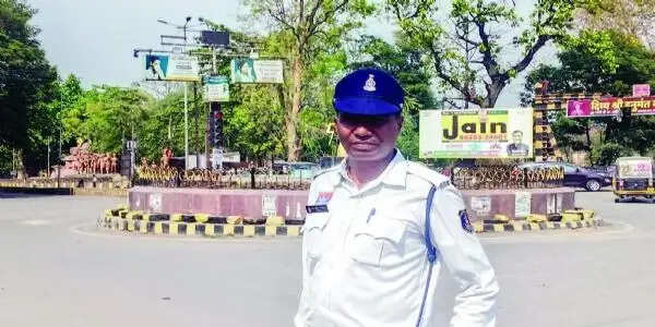 कोरबा: भीषण गर्मी में ट्रैफिक पुलिस संभाल रही मोर्चा, जाम से राहत दिलाने जोखिम में ड्यूटी