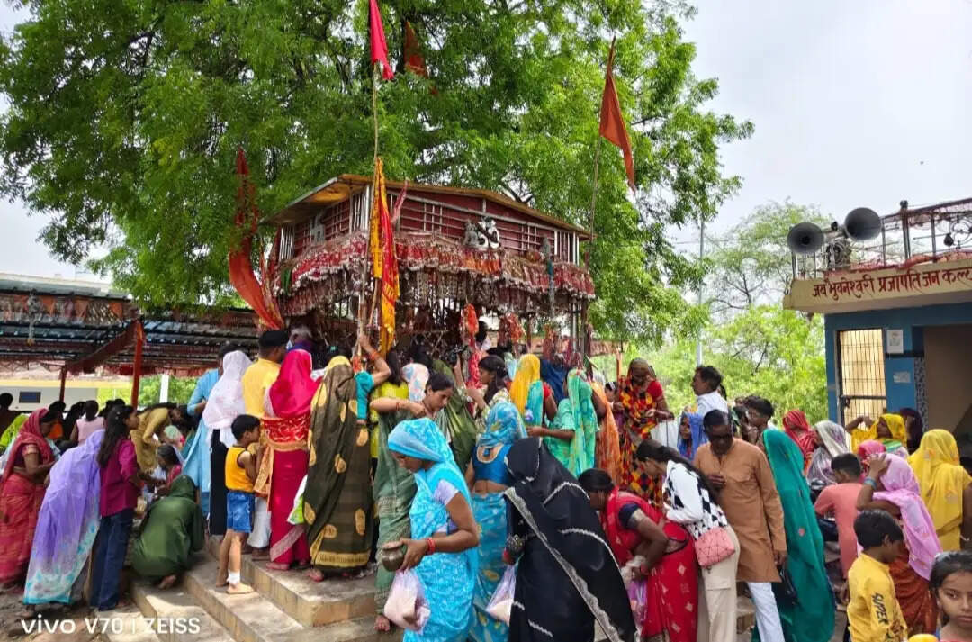 हमीरपुर: माँ भुवनेश्वरी धाम में उमड़ा आस्था का सैलाब