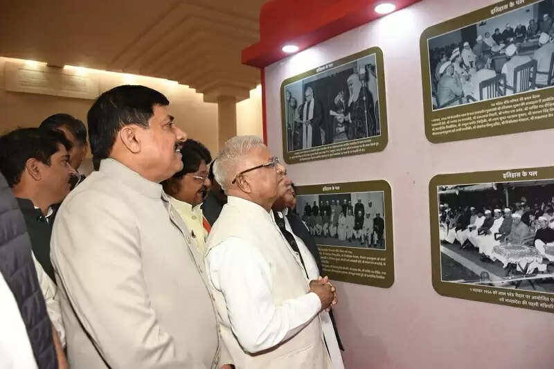 मध्य प्रदेश विधानसभा में राज्यपाल ने गौरवशाली यात्रा के दुर्लभ चित्रों की प्रदर्शनी का किया शुभारंभ