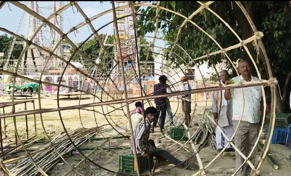 जौनपुर : 75 फीट का रावण का पुतला बनाकर हिंदू-मुस्लिम एकता की मिसाल पेश कर रहा सुब्बन खां का परिवार