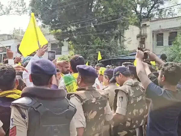 भोपाल में जयस प्रदर्शन के दौरान हंगामा, महिला कार्यकर्ता ने कांस्टेबल को थप्पड़ मारा