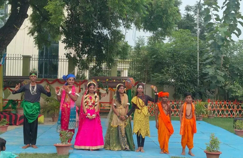 छपरा किलकारी में सावन उत्सव का हुआ आयोजन, राधा-कृष्ण के रूप में सजे बच्चों ने दी प्रस्तुतिया