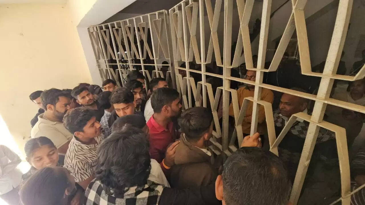 छात्रों की समस्याओं को लेकर अभाविप ने मुख्य गेट पर जड़ा ताला