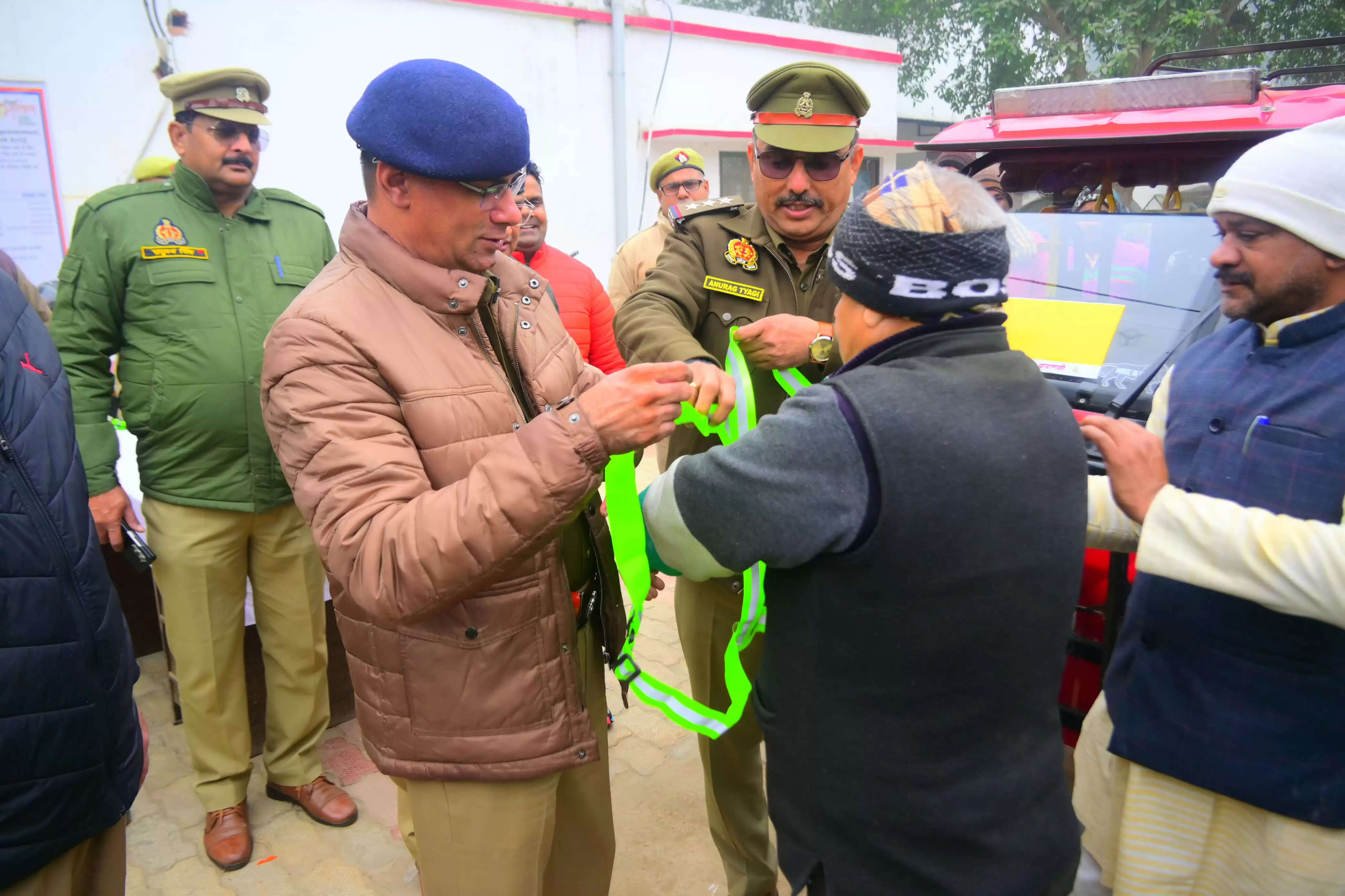 घने कोहरे में सड़क हादसा रोकने के लिए ई-रिक्शा चालकों को दिया गया रिफ्लेक्टर जैकेट