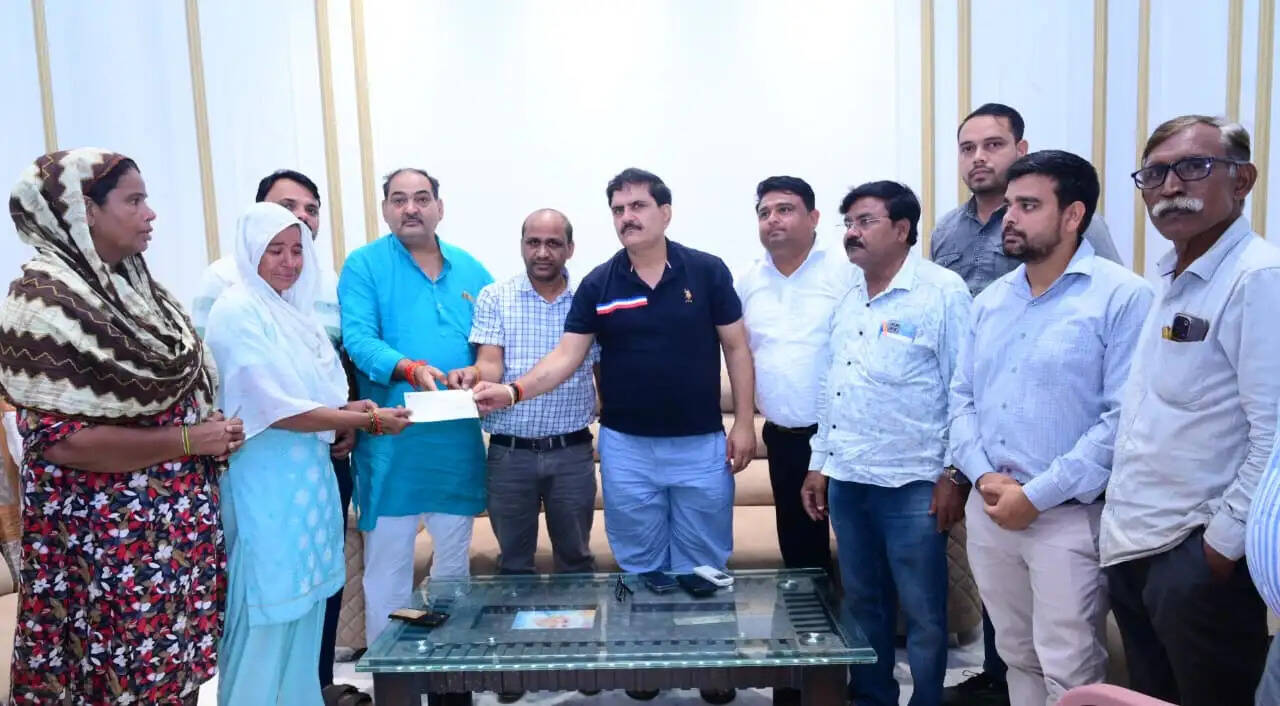 बिजली हादसे में मृत लाइनमैन के परिवार को जिला पंचायत अध्यक्ष ने प्रदान किया 2.50 लाख का चेक