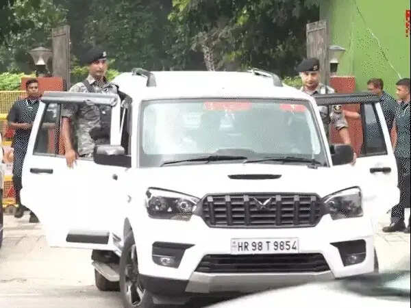 इंदौर पहुंचे&nbsp;राहुल गांधी,&nbsp;शाम को ‘छात्रों की गूंज’ में युवाओं से करेंगे&nbsp;संवाद