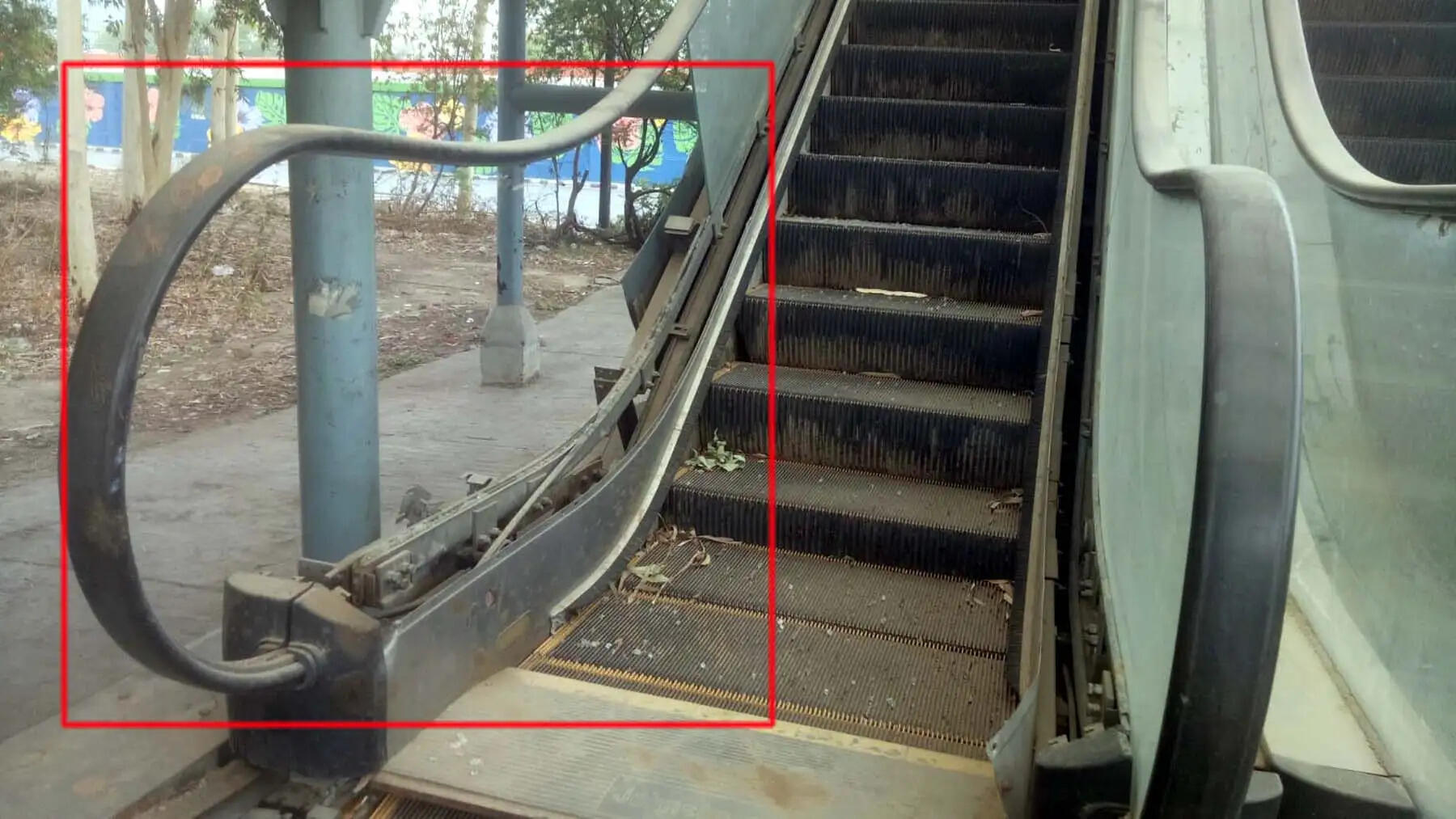 गुरुग्राम: एनएच-48 पर लगे एस्केलेटर कभी नहीं चले, सामान हो रहा चोरी