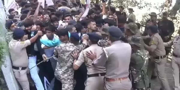 संजौली कालेज में छात्रों के निष्कासन पर एसएफआई का हंगामा, पुलिस से धक्कामुक्की