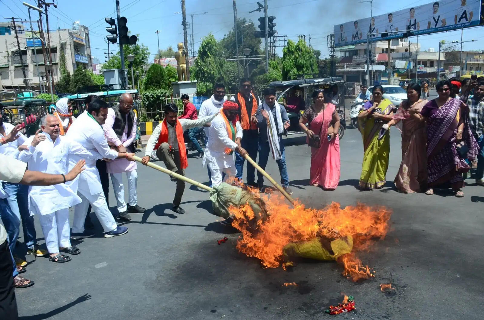 नारी शक्ति वंदन बिल : भाजपा ने विपक्ष के खिलाफ की नारेबाजी, फूंके राहुल-अखिलेश के पुतले