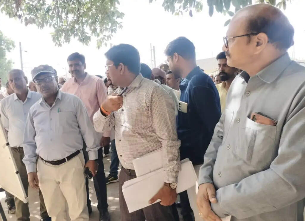 स्टेशन के निर्माण कार्य की धीमी गति पर डीआरएम नाराज
