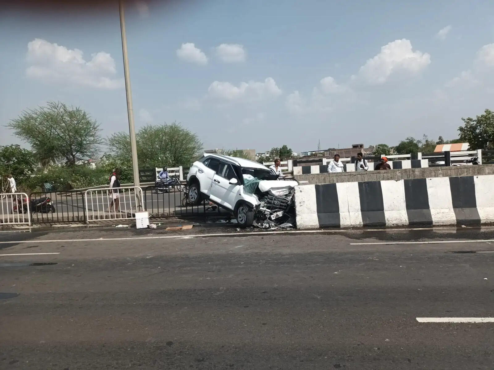 डिवाइडर से टकराई क्रेटा कार, आरक्षक समेत एक ही परिवार के 7 लोग घायल