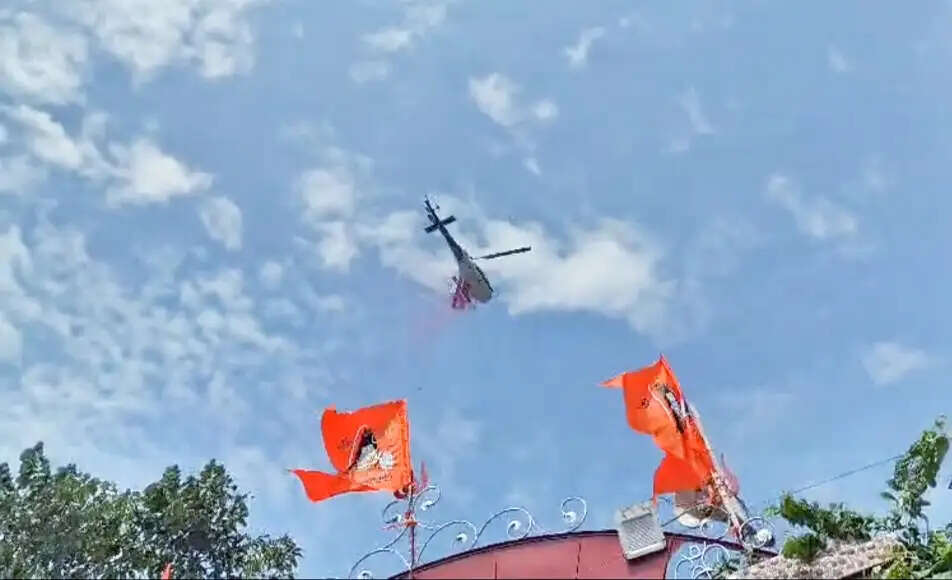हर-हर महादेव' के जयघोष के बीच हेलीकॉप्टर से पुष्पवर्षा, गोरखनाथ धाम में शिवभक्तों का अनूठा अभिनंदन