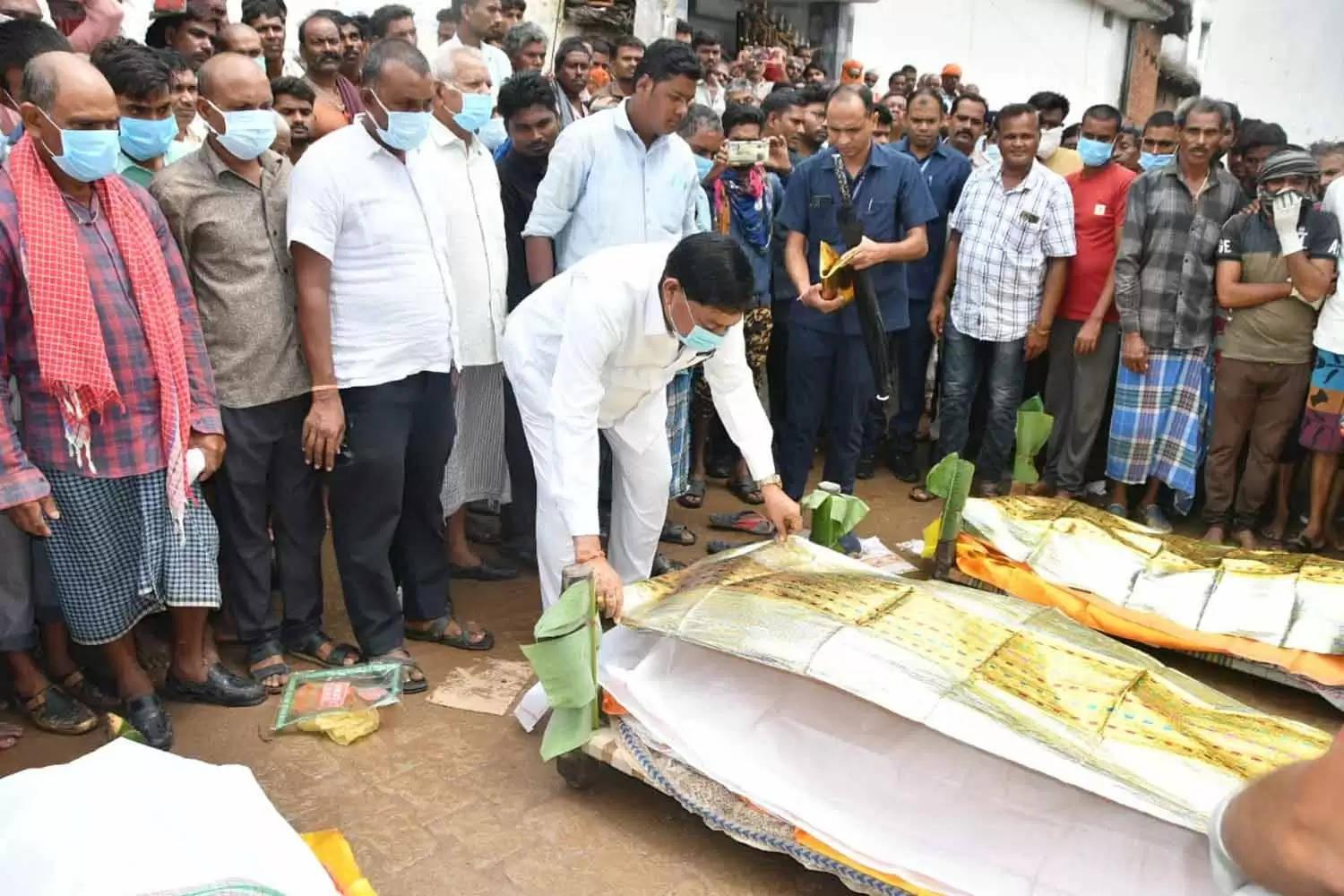 रायपुर : खाद्य मंत्री  ने कुएं में जहरीली गैस से मृतकों के परिजनों से मुलाकात की