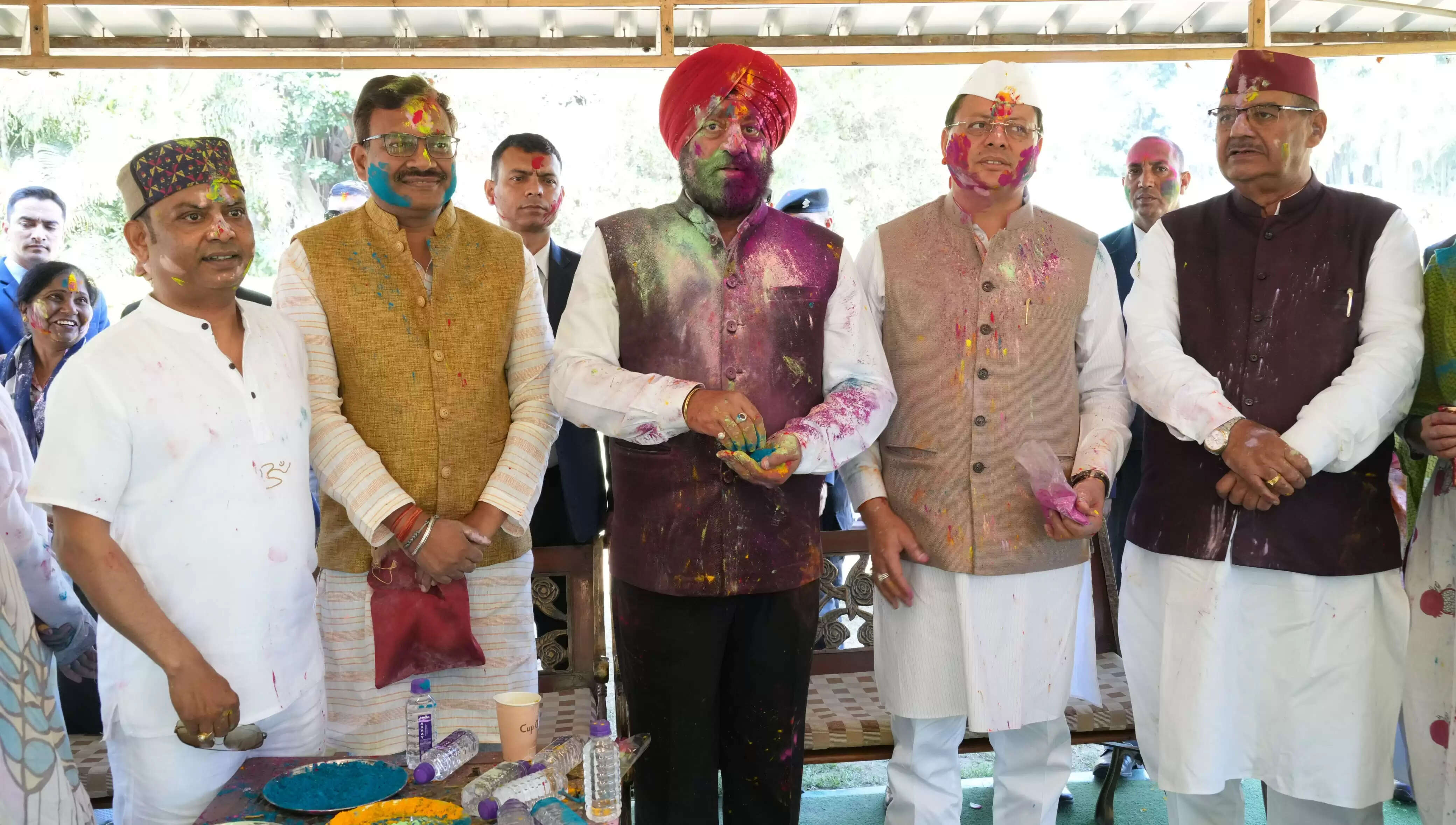 राजभवन में हर्षाेल्लास से मनाई गई होली,एक-दूसरे को रंग और गुलाल लगाकर दी शुभकामनाएं