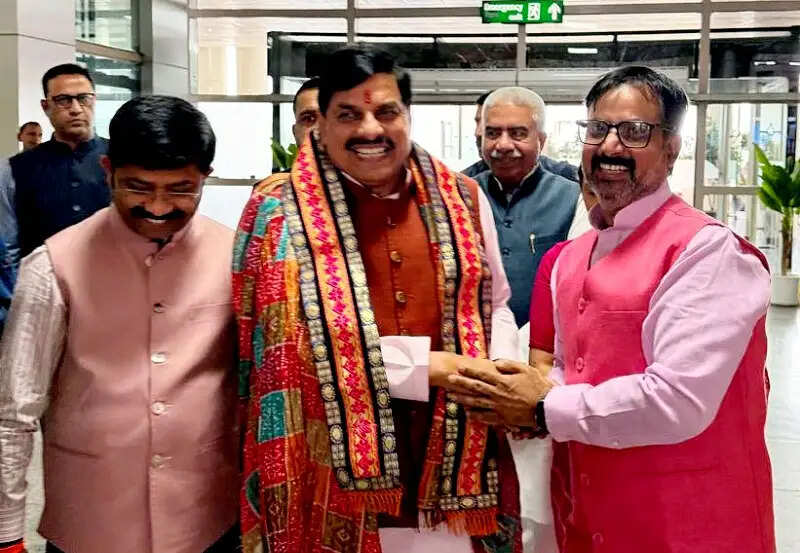 मप्र के मोहन यादव वाराणसी पहुंचे, बाबा विश्वनाथ के दर्शन किए