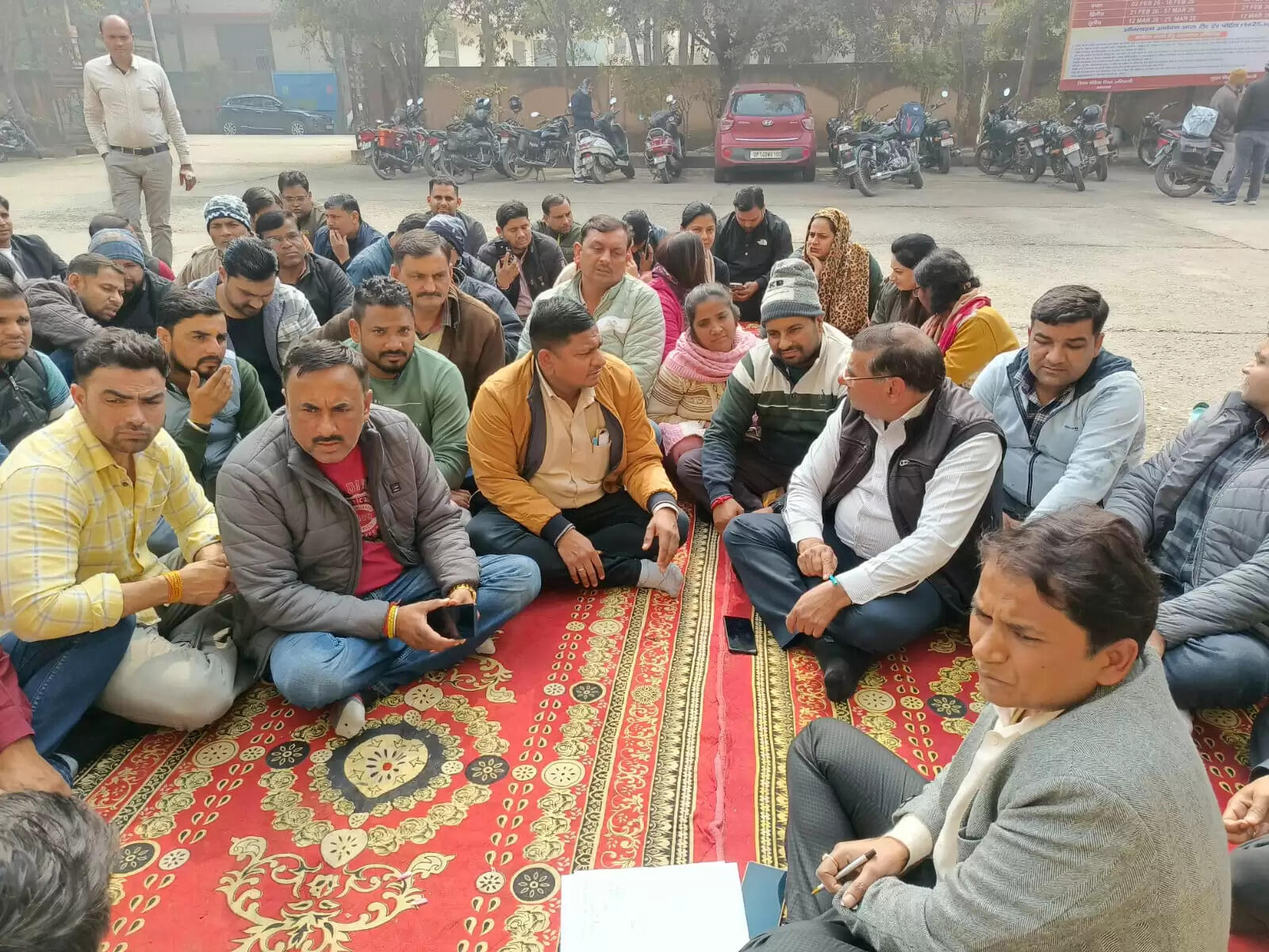 एडीएम के खिलाफ विकास भवन में ग्राम विकास अधिकारियों ने दिया धरना