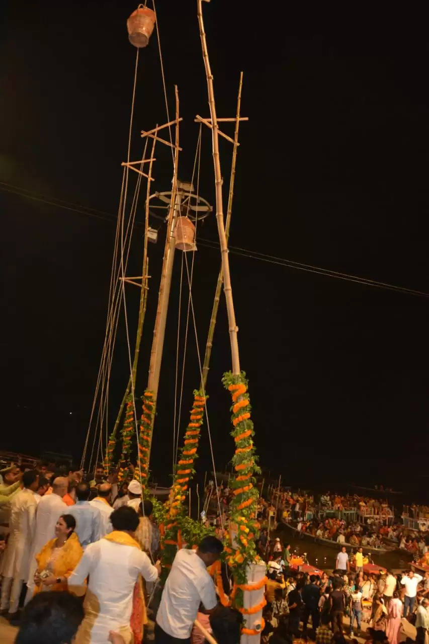 शहीदों की याद में काशी के नभ मंडल में जले आकाशदीप