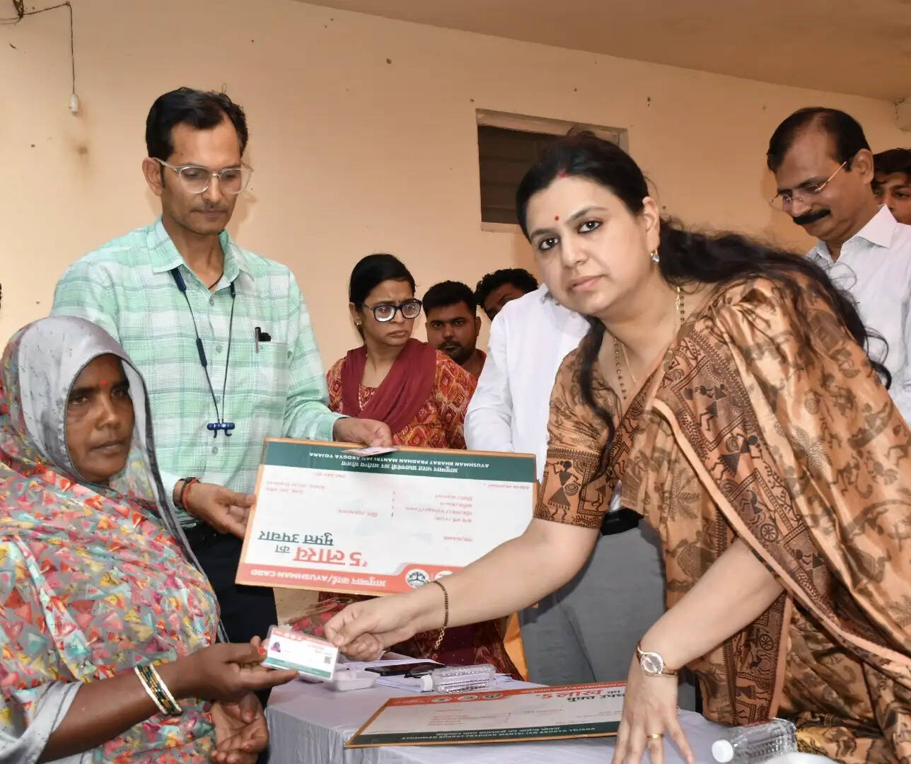 देवरिया : योजनाओं का लाभ वितरण चौपाल में समस्याओं का मौके पर समाधान