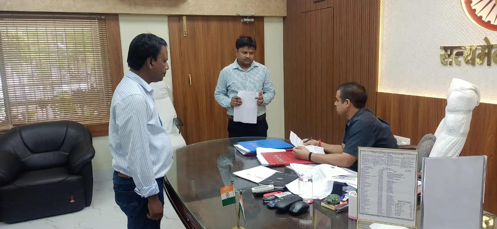 समाहरणालय में जन संवाद, डीएम ने सुनीं आमजनों की समस्याएं