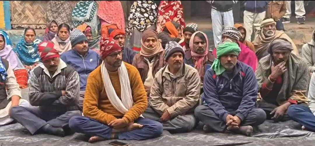 पार्षद के नेतृत्व में एक दिवसीय सामूहिक भूख हड़ताल