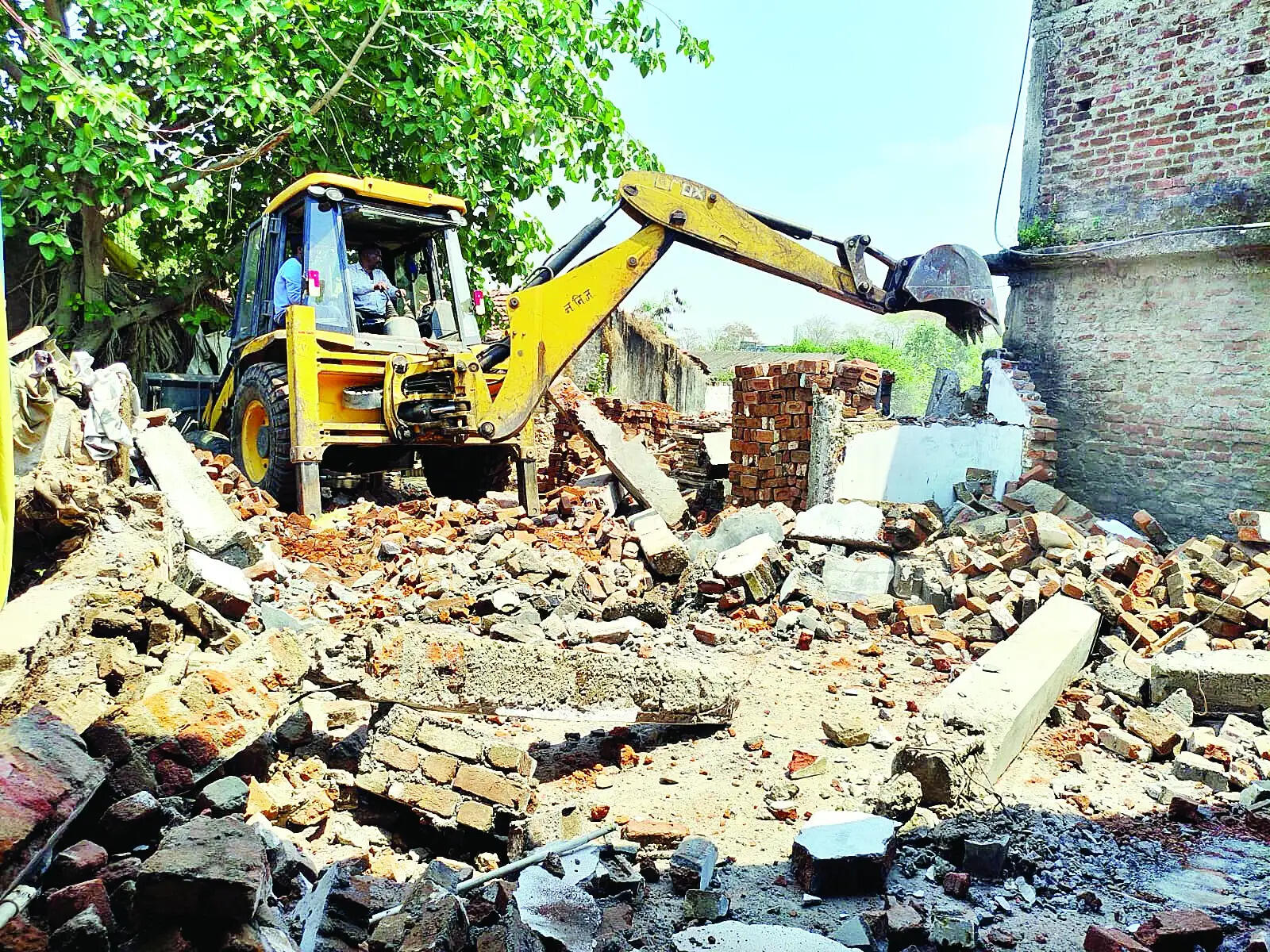 जबलपुरः जिला प्रशासन की बड़ी कार्रवाई, सरकारी जमीन पर बन रही मस्जिद का अवैध हिस्सा ढहाया