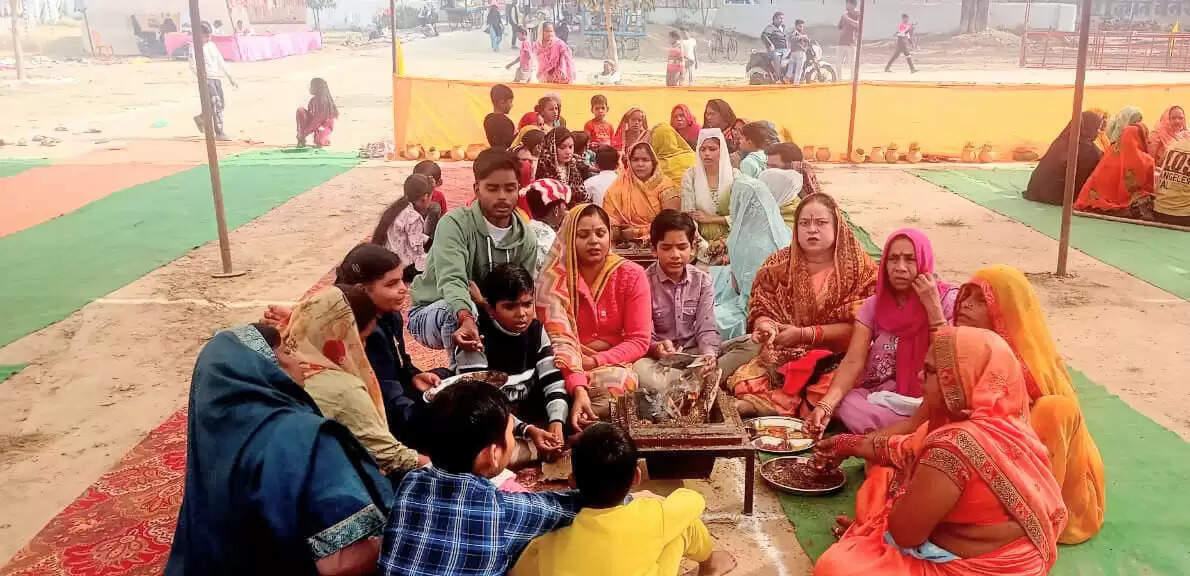 वैदिक मंत्रोच्चारण के साथ यज्ञवेदी में आहुति डाल कर की गई विश्व कल्याण की कामना