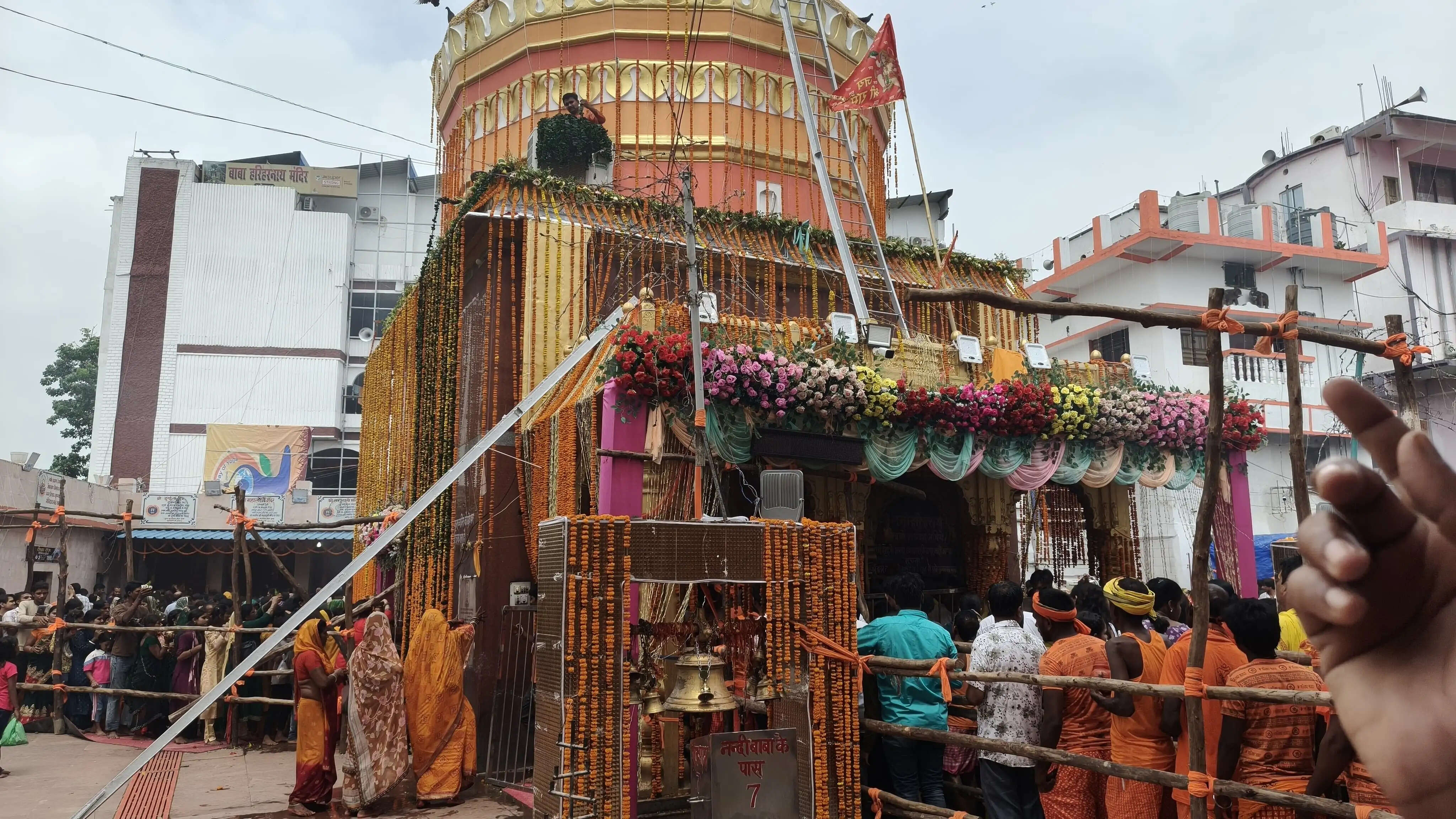 सारण में श्रावण की दूसरी सोमवारी पर शिवालयों में उमड़ा आस्था का जनसैलाब