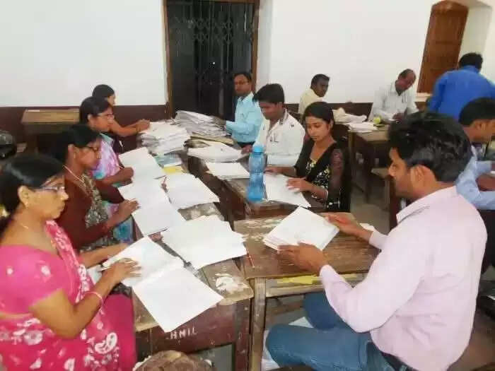 राजकीय इंटर कालेज, वेणीमाधव इंटर कालेज एवं आर आर इंटर कालेज में बोर्ड की कपियों का मूल्यांकन शुरू