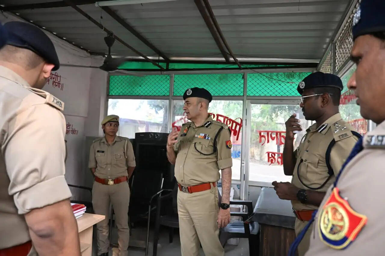 टॉप-10, जिला बदर अपराधियों और गुंडा-माफिया के विरुद्ध करें कार्रवाई : आईजी जोन