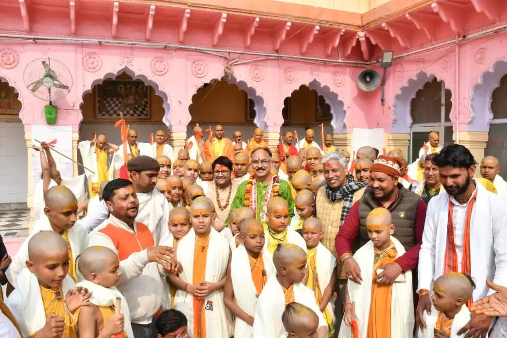 श्रीदाऊजी मंदिर : यज्ञोपवीत संस्कार में पहुंचे श्रम न्यायालय के न्यायाधीश