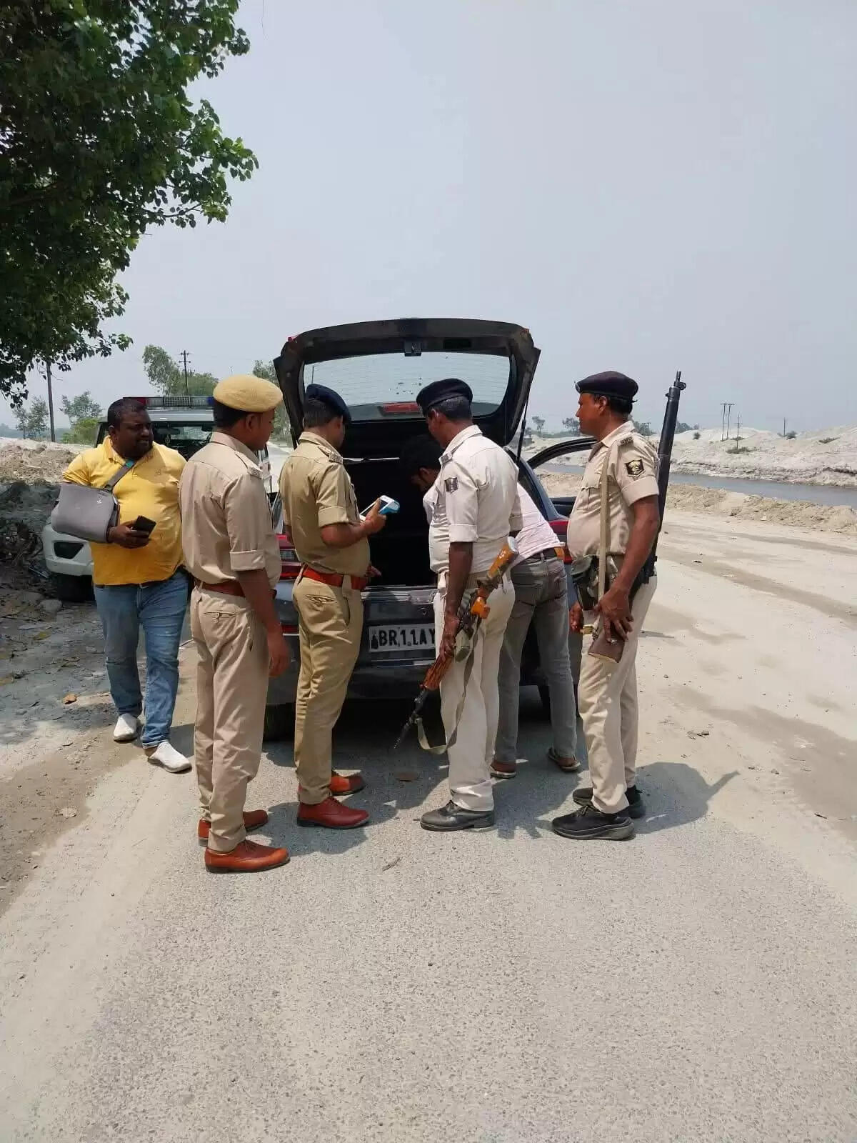 सुपौल में पुलिस का सघन वाहन जांच अभियान, कागजातों की जांच के साथ लोगों को किया गया जागरूक