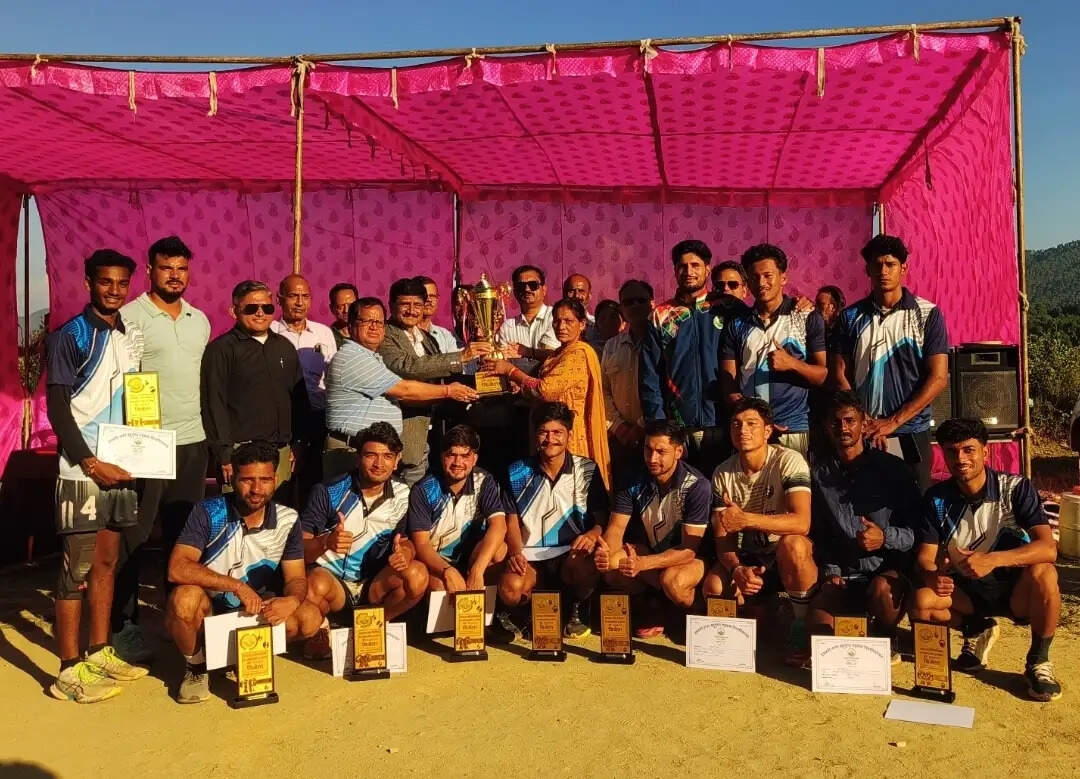 अंतर-महाविद्यालयी पुरुष वॉलीबॉल का खिताब श्रीनगर परिसर के नाम