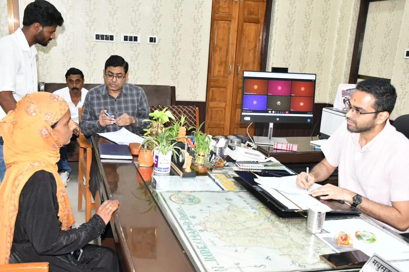 जनता दर्शन में दिखी जिलाधिकारी की संवेदनशीलता, छात्र का बढ़ाया उत्साह