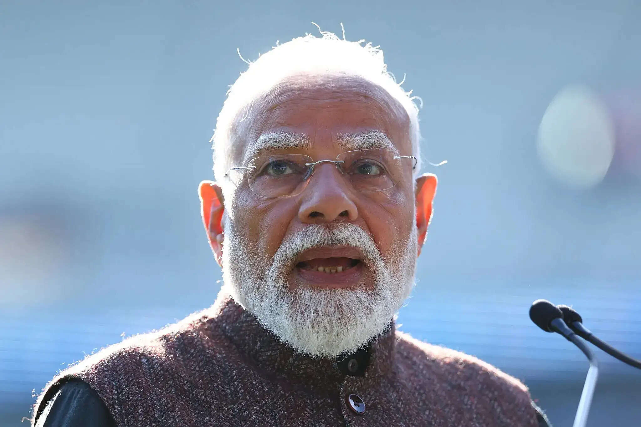 प्रधानमंत्री मोदी के स्वागत के लिए पुलिस लाइन से नमोघाट तक जगह-जगह स्वागत केंद्र, गुलाब की पंखुड़ियों से स्वागत
