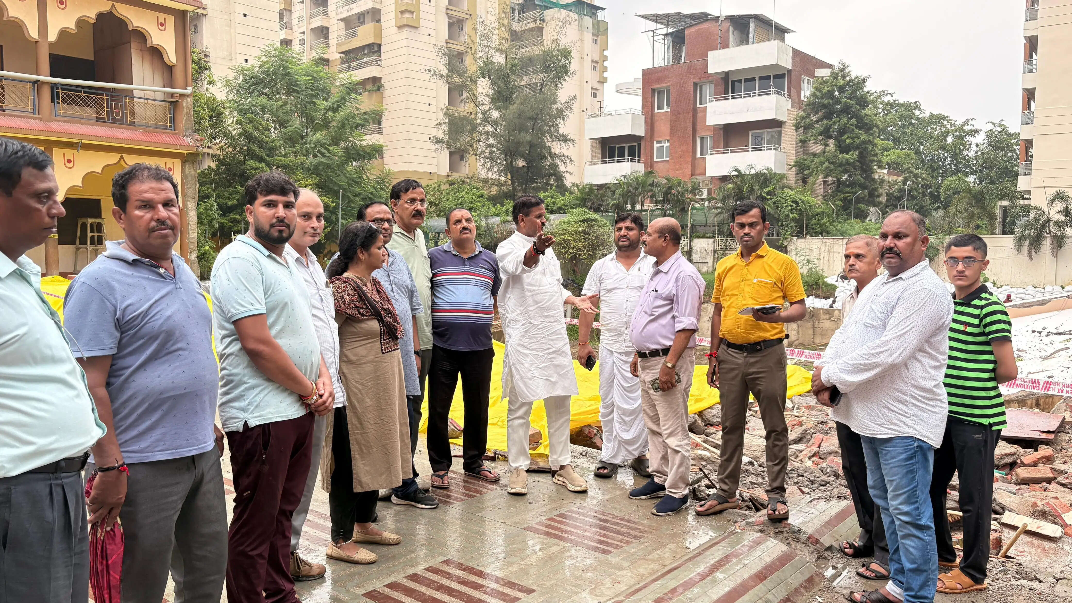 श्री स्वामीनारायण मंदिर की ढही इमारत, आसपास के भवनाें की होगी तकनीकी जांच