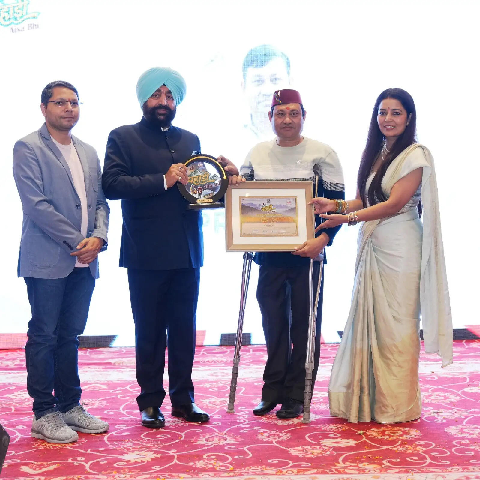 राज्यपाल ने समाज, संस्कृति, पर्यावरण और शिक्षा के क्षेत्र में उत्कृष्ट कार्य करने वालों को किया सम्मानित