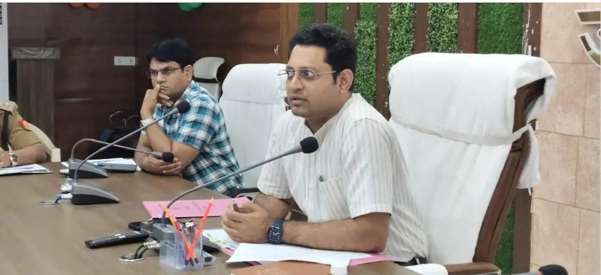 बारिश से पहले अलर्ट, खुले मेनहोल, सड़क के गड्ढे और जर्जर बिजली तारों पर डीएम सख्त, लापरवाही पर होगी कड़ी कार्रवाई