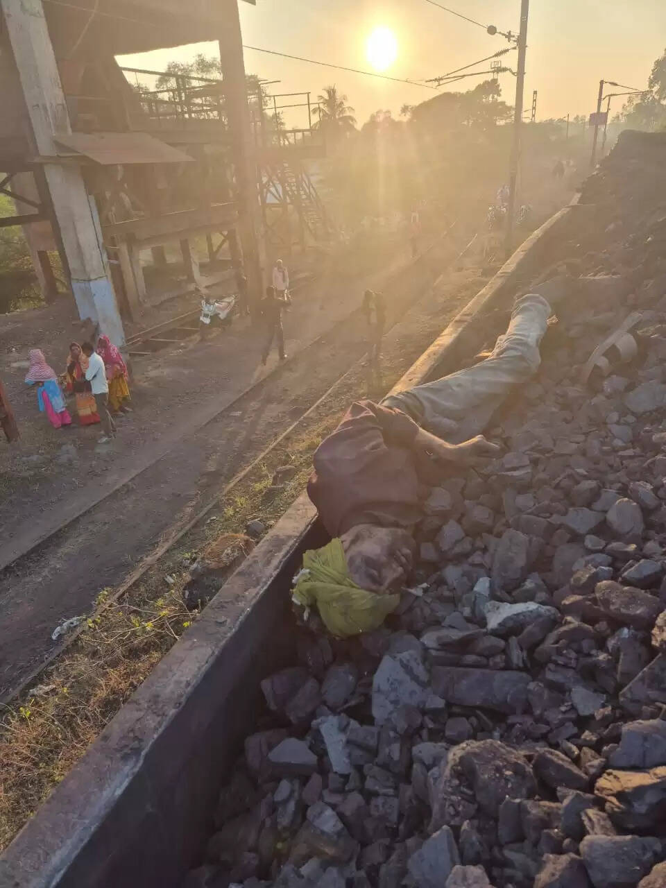 अनूपपुर: हाईटेंशन लाइन की चपेट में आने से युवक की मौत, कोल प्रबंधन ने दी आर्थिक मदद