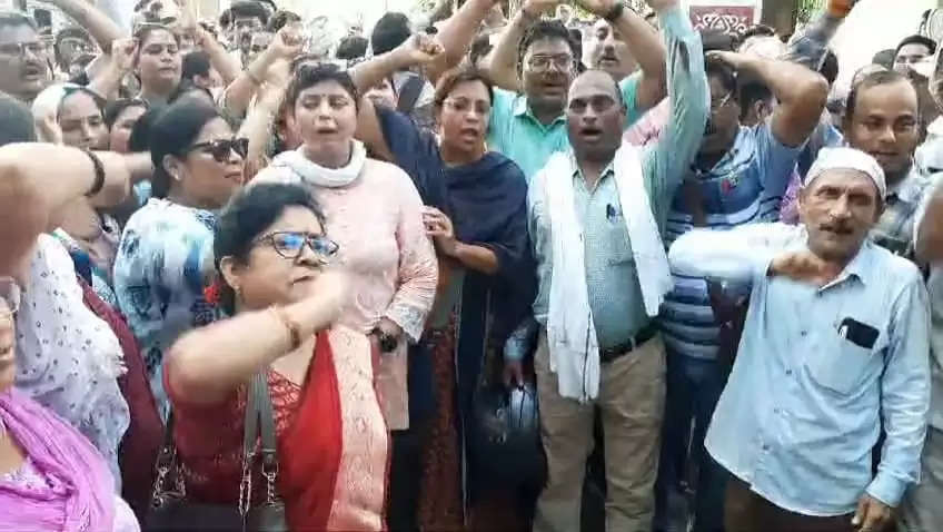 वाराणसी: ऑनलाइन अटेंडेंस के खिलाफ लामबंद शिक्षकों ने जिला मुख्यालय पर किया प्रदर्शन